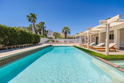 Racquet Club Estates Apartamento | Spacious home with pool, fireplace, outdoor deck