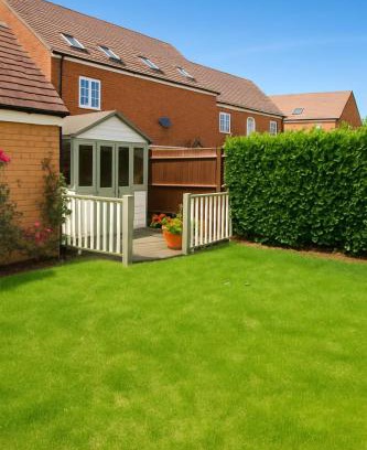 Bedford Casa | Spacious Home with Parking for Families & Contractors