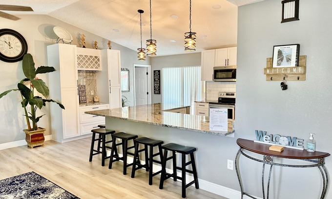 Seminole Casa | SPACIOUS home with private POOL 5 mins to beach! Close to everything!