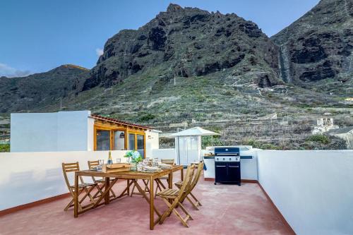 Garachico Casa | Spacious Home with Tropical Garden, BBQ, Near Seaside