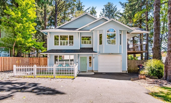 Tolovana Park Casa | Spacious home with fenced yard, deck, grill, fast WiFi, & game room