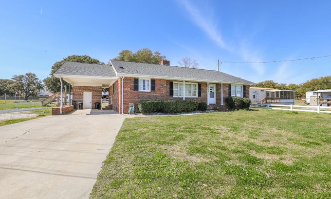 Sneads Ferry Casa | Spacious Home with Waterfront View-Welcome Pets