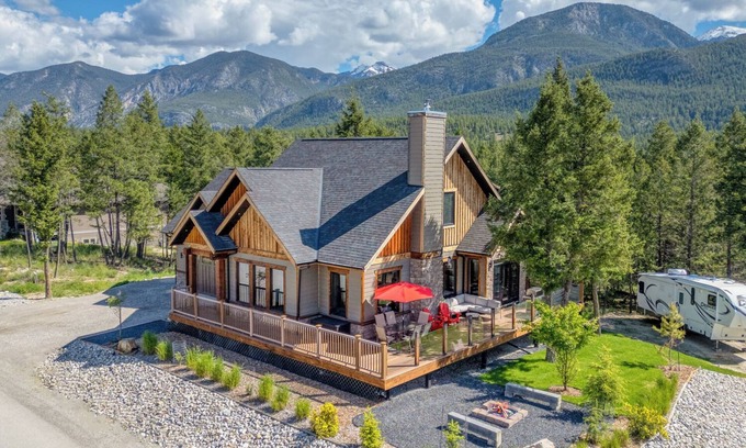 East Kootenay Casa | Spacious | Hot Tub | Pet-Friendly | Mountain Views | Fire Pit | Golf