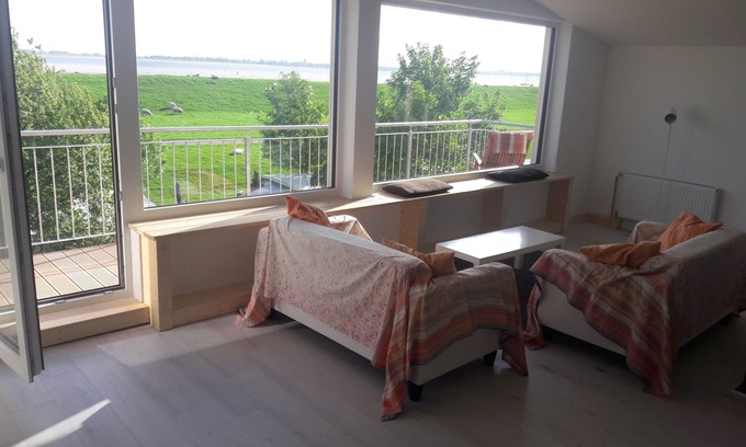 Kollmar Casa | Espaciosa y romántica casa de vacaciones con vista al río, vida de playa frente a la puerta