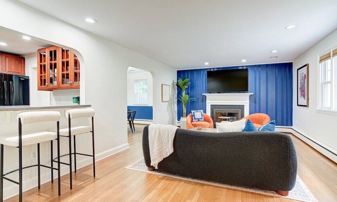 Berwyn Casa | Spacious House | Berwyn | Patio | Hosted StayRafa