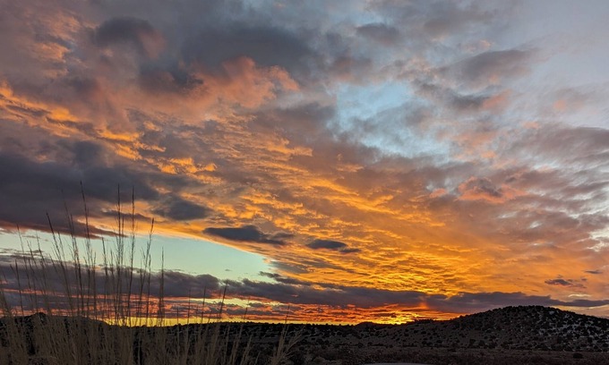 La Cienaga Casa | Spacious house close to town - views & hiking to high desert behind house