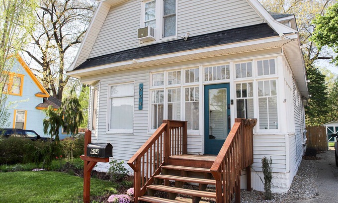 Muskegon Casa | Spacious House Down town - 5 minutes from festivals