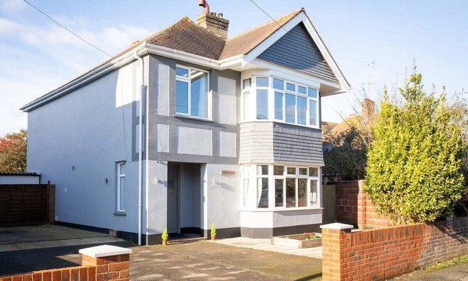 Bognor Regis Casa | Spacious House for 10 with Hot Tub Nr Beach