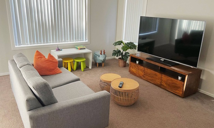 Schofields Casa | Spacious House for the Whole Family - In a Family Friendly Neighbourhood
