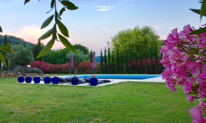 Cornillon Casa | Casa espaciosa; De alto nivel Familias ideales; Gran jardín, piscina climatizada.