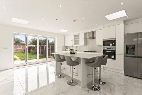 Ashford Casa | Spacious House - Ideal with Contractors & Groups - Direct Heathrow Access - Free Parking, Fast WiFi and Smart TV by Yoko Property