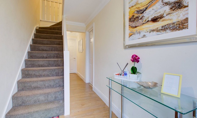 Reading Casa | Spacious house in a quite cul de sac with parking and great location.