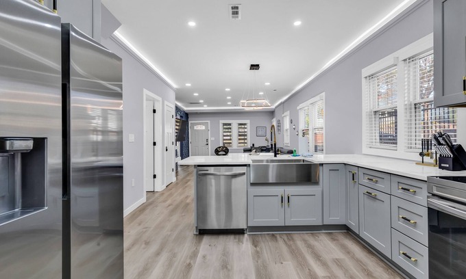 Villa Heights Casa | Spacious House in Charlotte