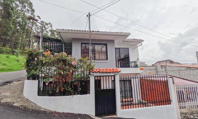 Cuenca Casa | Casa amplia frente a un parque (apta para mascotas)