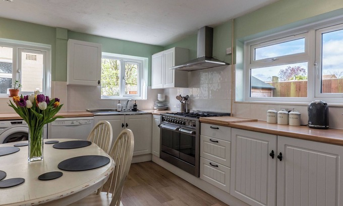 Earls Barton Casa | Spacious house in the popular Northamptonshire village of Earls Barton.
