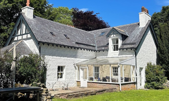 Strathdon Casa | Spacious House in the Cairngorm National Park. Walking /Cycling /Skiing/Castles