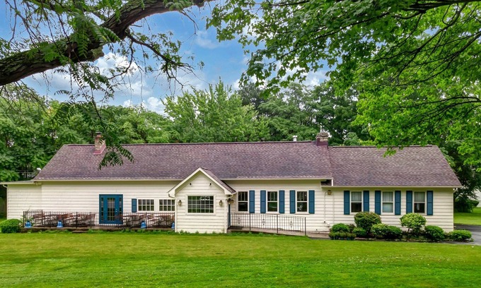 Youngstown Casa | Spacious House in Youngstown! Great for Couples and Families