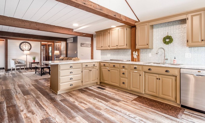 Cambridge Casa | Spacious House minutes from the Wilds & AEP Public Hunting w/hot tub & fireplace
