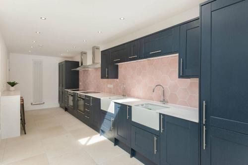 Gloucester Casa | Spacious House Private Parking & Garden
