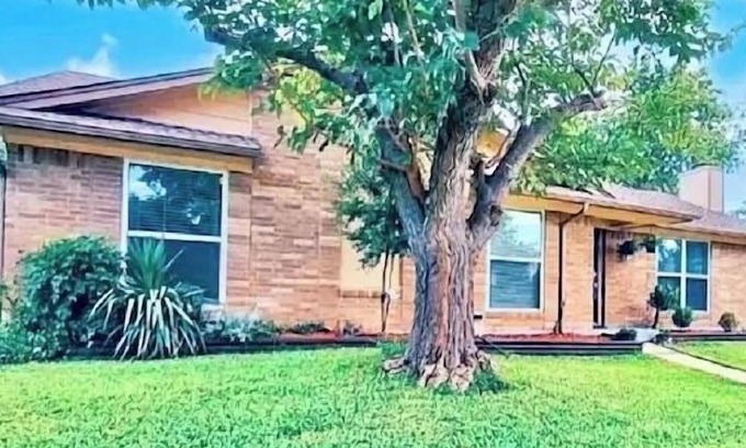 Carrollton Casa | Spacious House Sleeps 8 - Family and Pet Friendly Across from Park!