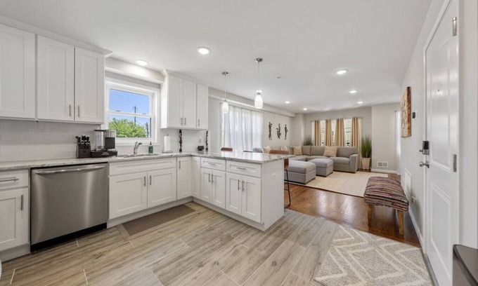 Newark Casa | (Spacious House – Sleeps up to 20+ guests | Near Airport & City)