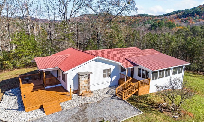 Sautee Nacoochee Casa | Spacious House on 3 Acres, Mountain Views Sunroom, Screened Porch, Fire Pit