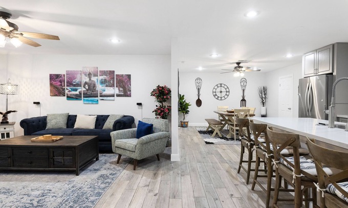 Cox Heights Casa | Spacious house w/hot tub/Lawn/Fire pit - mins to old town/ASU. Pet Friendly!