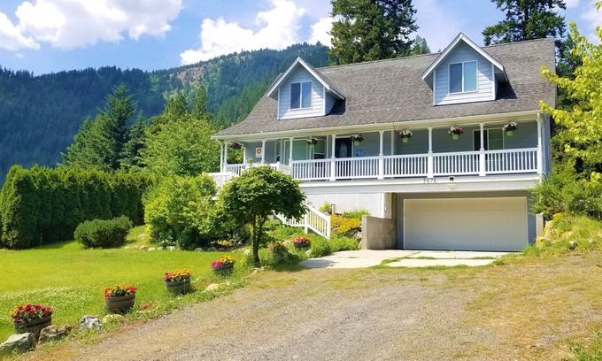Peshastin Casa | Spacious House w/Nature View, Hot Tub, Gameroom