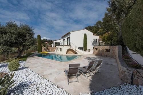 Saint-Raphael Casa | Spacious house with pool - near beach