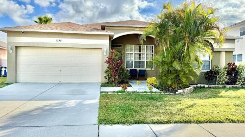 Brandon Casa | Spacious House with Pool and Hot Tub near Tampa
