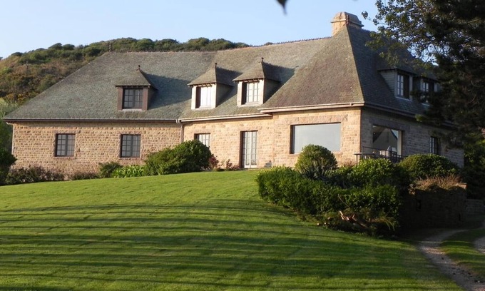 Omonville-la-Rogue Cabaña | Casa espaciosa con vista al mar, chimenea y jardín