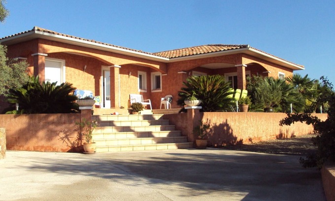 Solaro Casa | Entre playa y montaña, espaciosa villa con piscina ideal para familia o amigos.