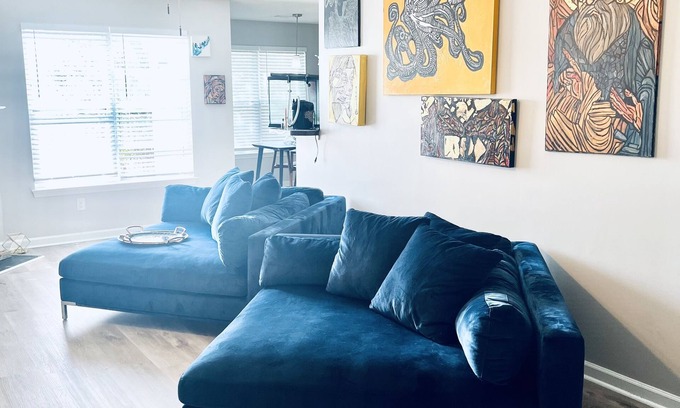 Snellville Casa | Spacious house with an artsy flair