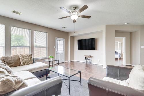 Houston Casa | Spacious Houston Home with Pool Access, Fenced Yard!