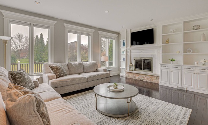 Inverness Casa | Spacious Inverness Home ~ 36 Mi to Chicago!