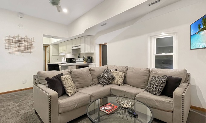 Des Moines Apartamento | Spacious Jacuzzi Loft & Free Parking near iCubs
