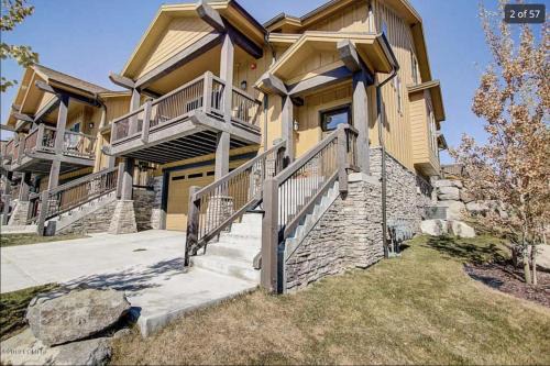 Snowbird Casa | Spacious Jordanelle Retreat, Minutes to Deer Valley and Park City, Private Hot Tub, Mountain View