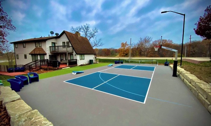Edwardsville Casa | Spacious KC Home - Pickleball, Mini Golf, Gym, Luxurious Bathrooms, Swim Spa