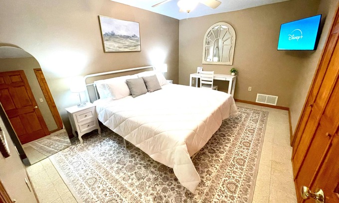 Erie County Apartamento | Spacious King Bed Suite at Antique Store