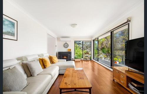 Katoomba Casa | Spacious King Bed Three Bedroom Home 5 Minutes Walk To Three Sisters