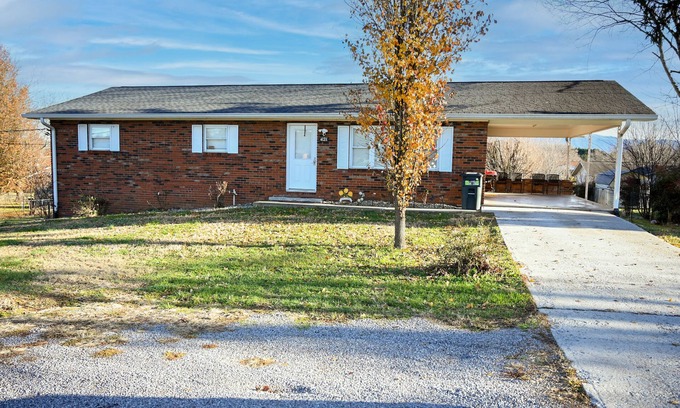 Seymour Casa | Spacious! King beds! Fenced backyard! Dollywood 25 min. 5 beds 2.5 baths!