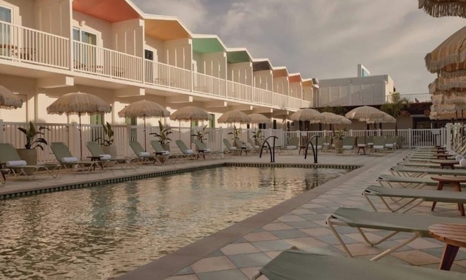 San Jacinto Hotel | Spacious King Room by Pool Patio & Rooftop Lounge Near Galveston Seawall