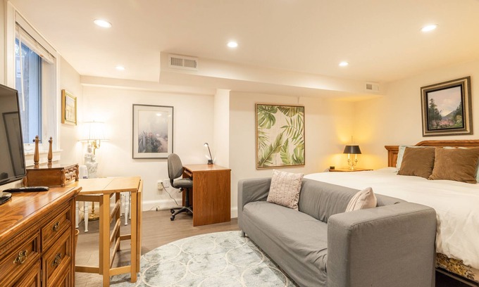 Creston - Kenilworth Apartamento | Spacious Home away from Home with luxurious bathroom