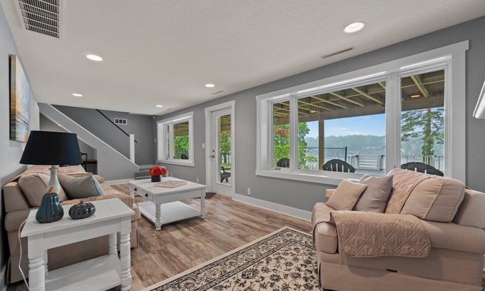 Columbia City Casa | Bienvenido al lago! Lake Cottage completamente remodelado con una vista que no se puede superar.