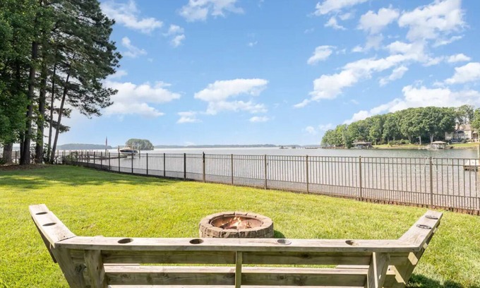 Mayhew Casa | Spacious Lake Front 5-bedroom house with AC, WiFi in wonderful Mooresville
