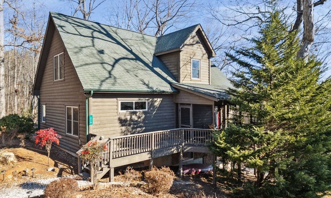 Serenity Bay Cabina | Spacious Lake Keowee Cabin with Boat Slip access