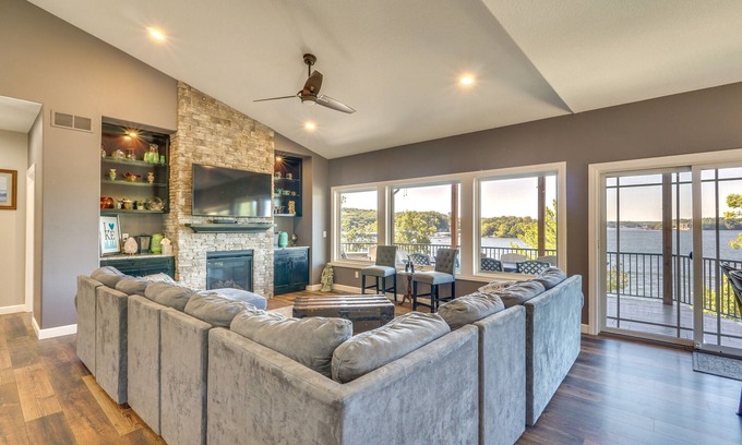 Linn Creek Casa | ¡NUEVO! Lake Ozark Escape que admite mascotas con terraza y vistas
