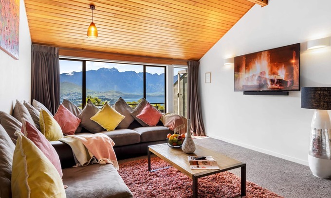 Fernhill Casa | SPACIOUS LAKE VIEW SPA TOWNHOUSE