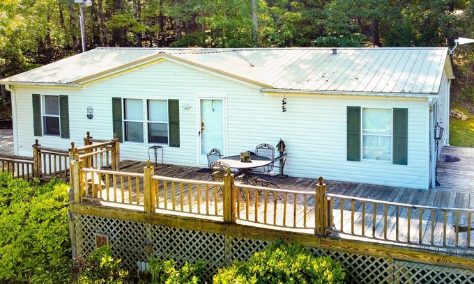 Higden Casa | Spacious Lake View Home w/ King Bed & Only 1 min. To Boat Ramp