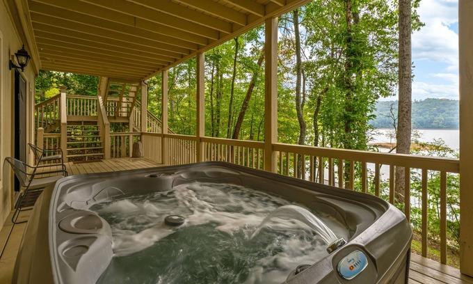 Sharps Chapel Cabina | Spacious Lakefront home with private dock, hot tub, grill & pool table